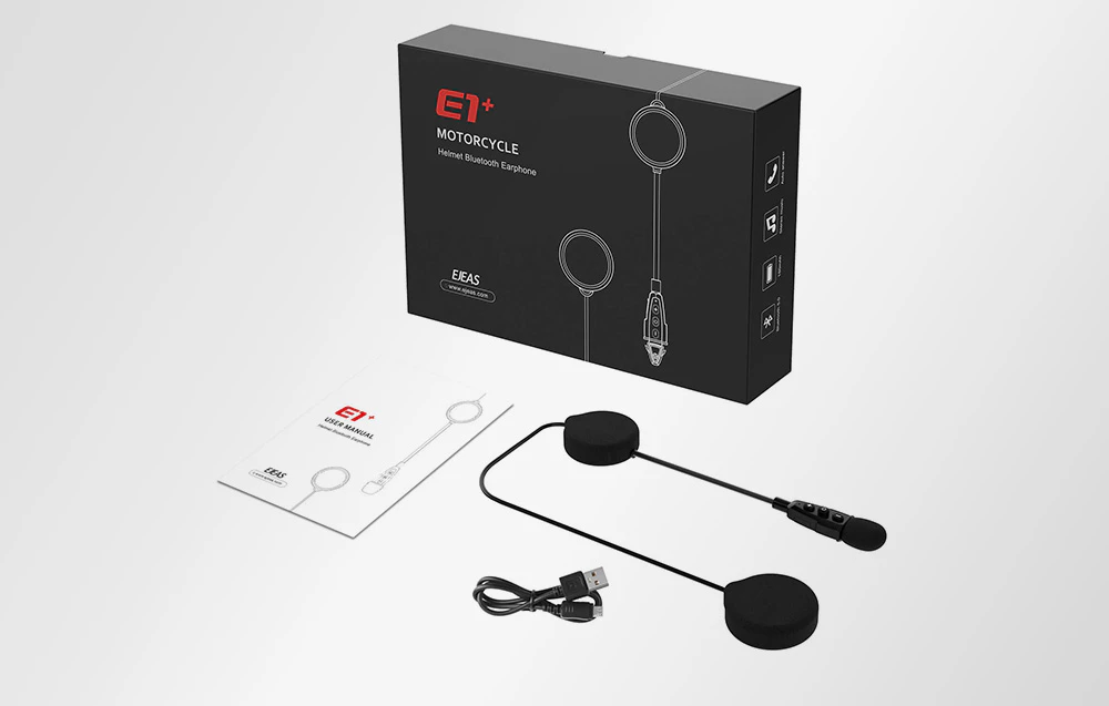 Căști, cablu USB-C, manual de utilizare și cutie pe fundal alb