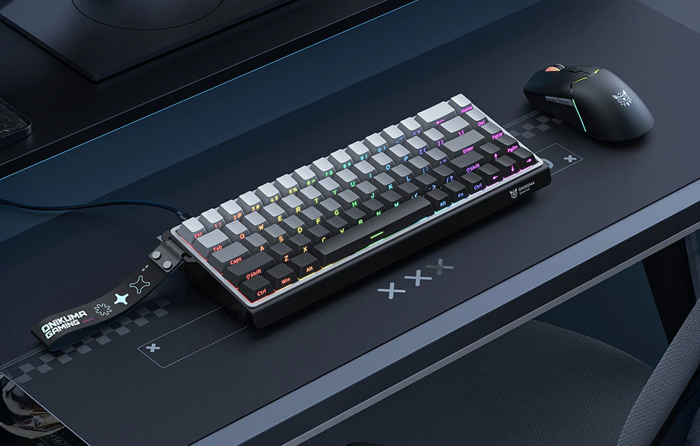 Tastatura neagră Onikuma pe birou lângă mouse