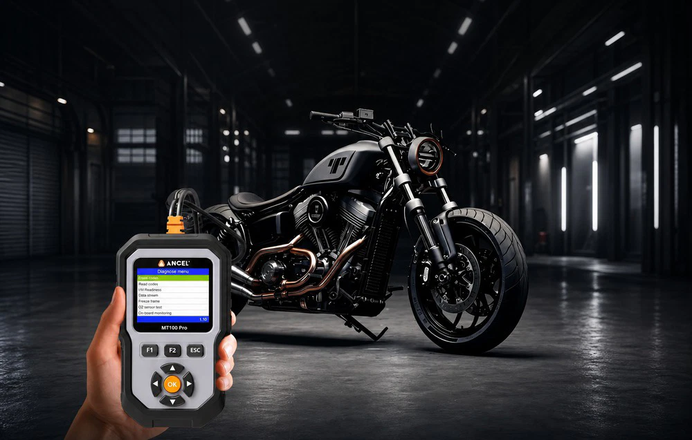 O mână care ține testerul ANCEL MT100 Pro cu meniul de diagnosticare afișat, pe fundalul unei motociclete negre într-un garaj întunecat