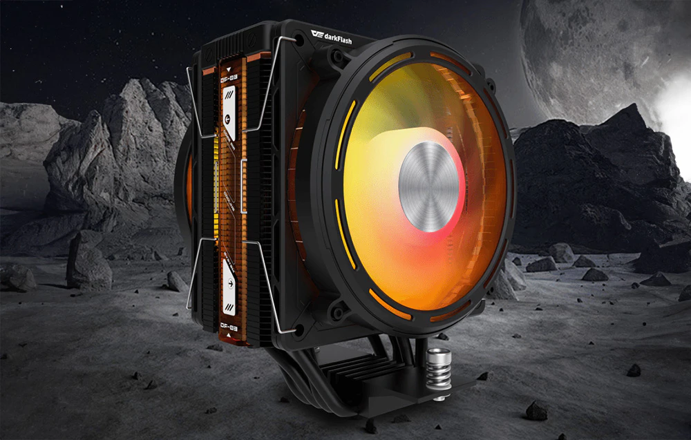 Răcire activă Darkflash pe un fundal de roci și lună