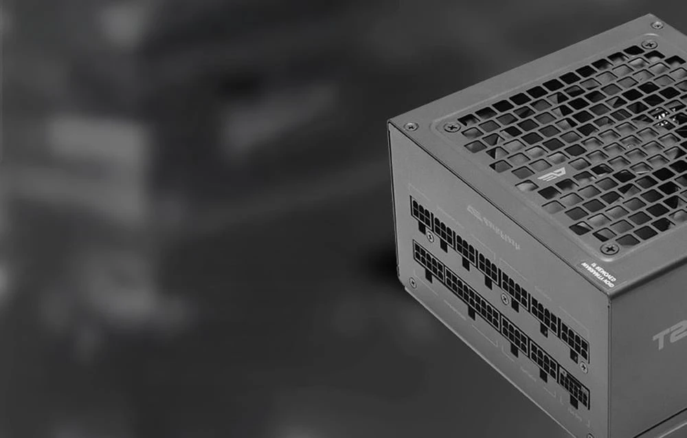 Aproape-up al unei surse de alimentare neagră pentru computer cu grilă de ventilație pe fundal întunecat