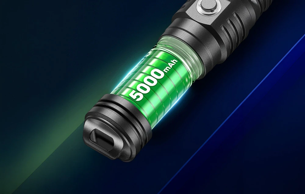 O secțiune transversală a carcasei lanternei Superfire DL02 care arată o baterie verde de 5000 mAh