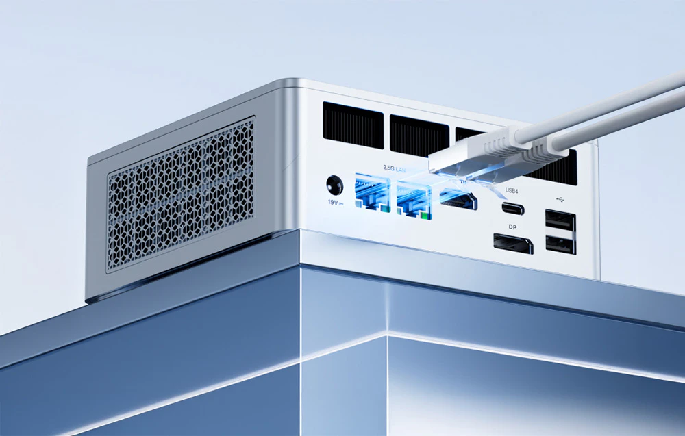 mini PC alb cu cabluri conectate la acesta