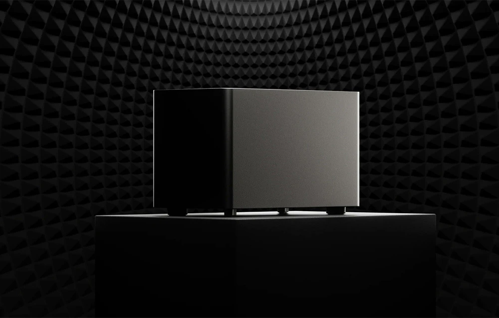 Subwoofer Ultimea pe un fundal întunecat, cu panouri fonoabsorbante, așezat pe o platformă înălțată