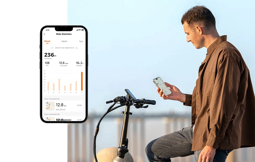 Un bărbat folosește un smartphone lângă o bicicletă electrică, cu ecranul aplicației care afișează datele de mers vizibile în apropiere