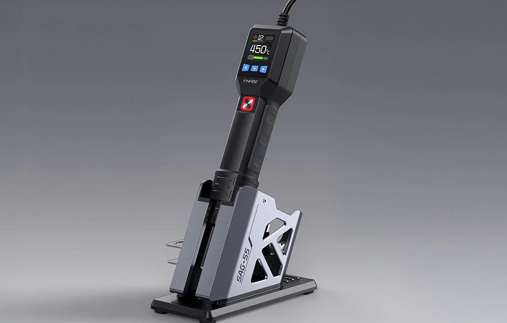 Pistol de căldură FNIRSI într-o stație cu un afișaj digital care indică 450 °C.