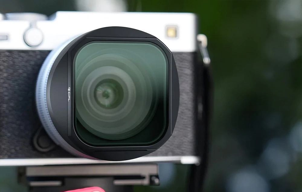 Detaliu al unui filtru polarizant CPL montat pe un obiectiv al camerei foto Fujifilm din seria X100