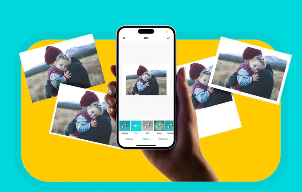 O mână care ține un smartphone cu aplicația Liene deschisă și filtre pentru editarea unei fotografii cu un copil vizibile.