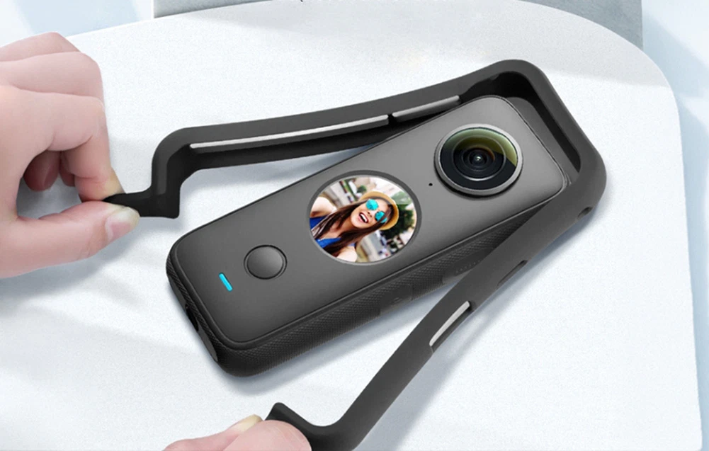 Punerea husei de protecție flexibile din silicon pentru camera de acțiune