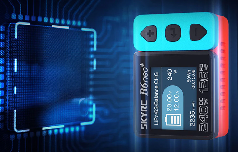 Încărcător inteligent SkyRC B6neo+ lângă o vizualizare a cipului.