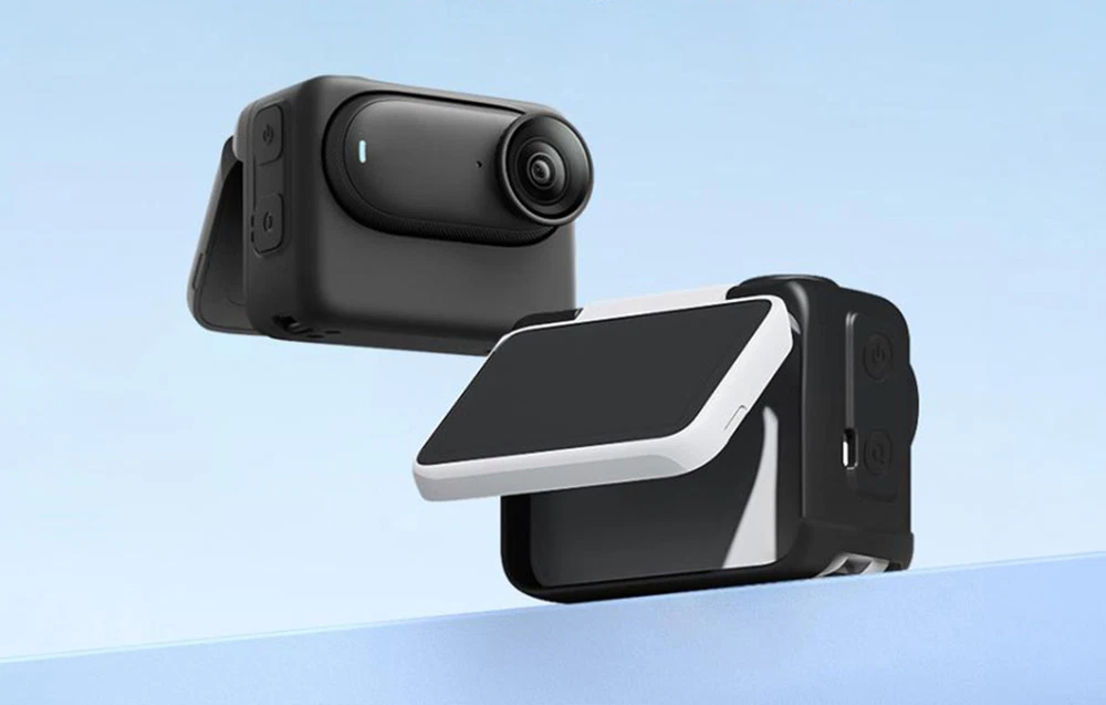 Două camere de acțiune Insta360 GO 3, una albă cu ecran înclinat într-o husă neagră, cealaltă neagră într-o husă, pe fundal albastru