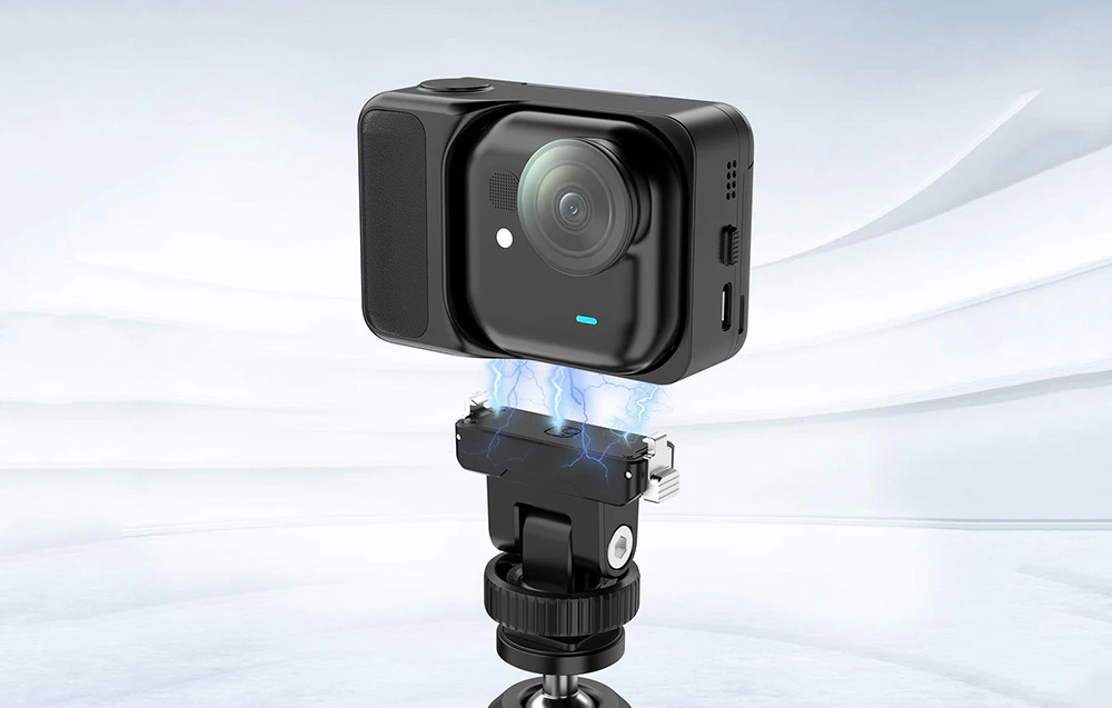Camera Insta360 neagră plutește deasupra adaptorului Puluz cu efecte vizibile de lipire magnetică