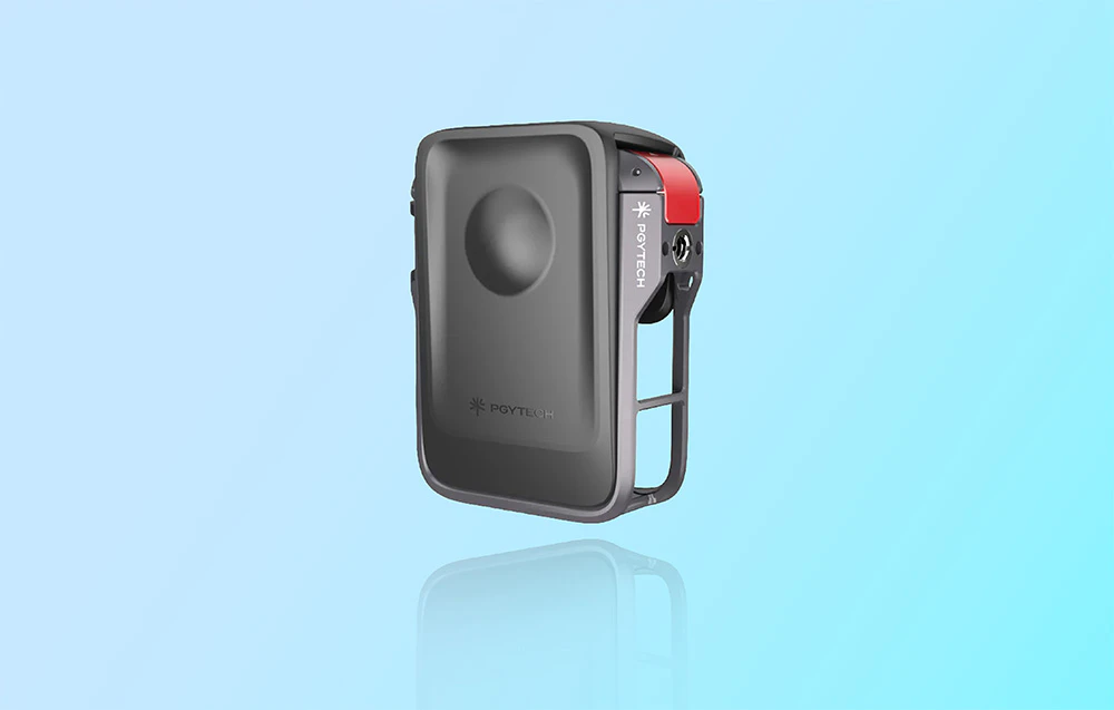 Carcasă pentru camera OSMO 360 pe fundal albastru