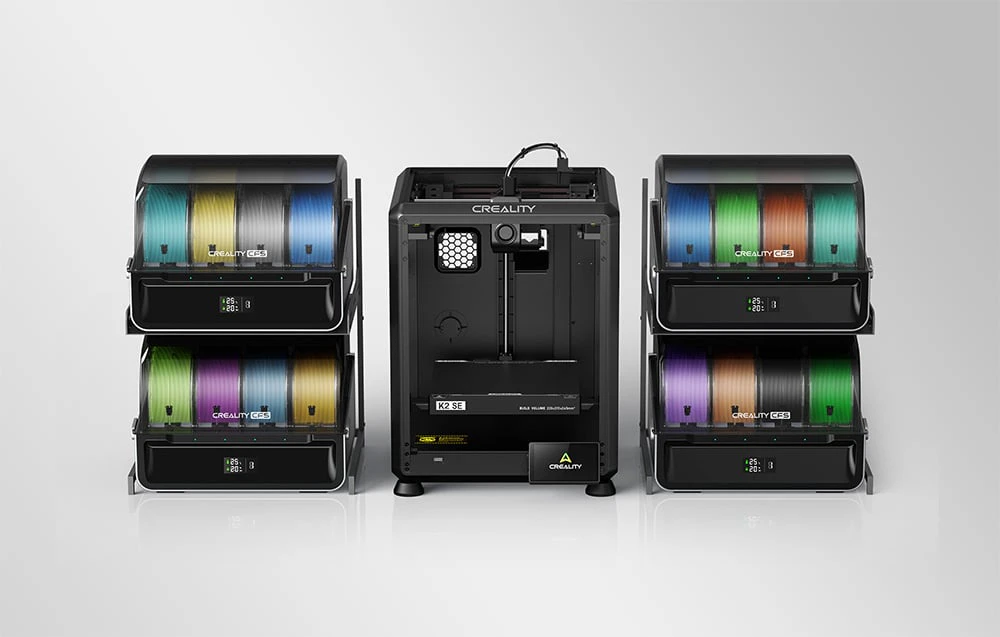 O imprimantă 3D Creality înconjurată de module cu filamente multicolore.
