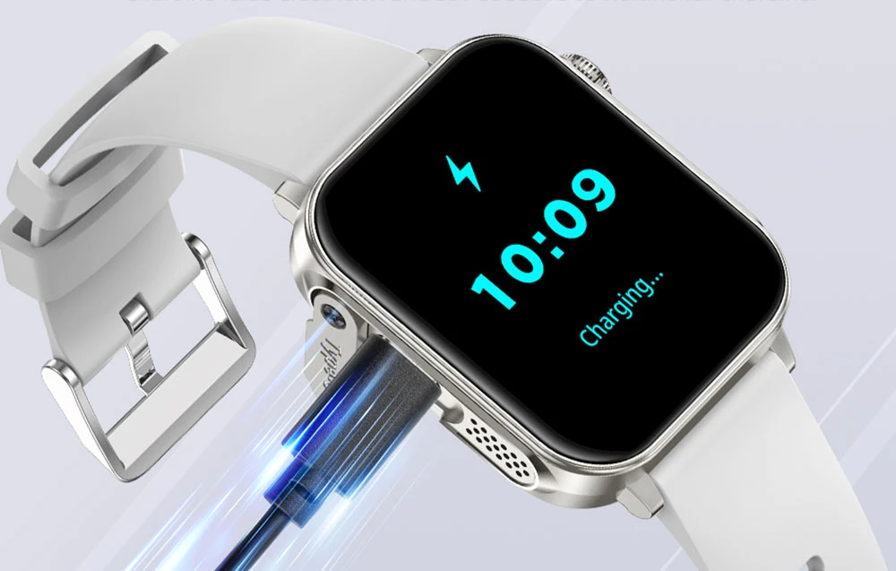 Un smartwatch argintiu cu o curea albă conectat la un cablu USB-C.