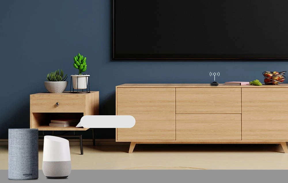 Un living modern cu difuzoare inteligente Amazon și Google în prim-plan și un senzor pe dulapul televizorului