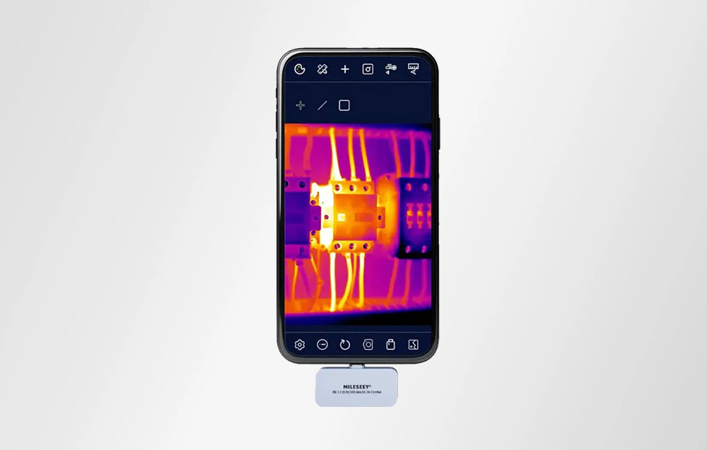 O cameră de termoviziune conectată la un smartphone afișează o imagine color a cablurilor electrice supraîncălzite.