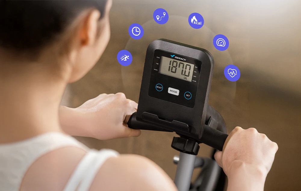 Prim-plan al afișajului bicicletei de exerciții cu diferite moduri