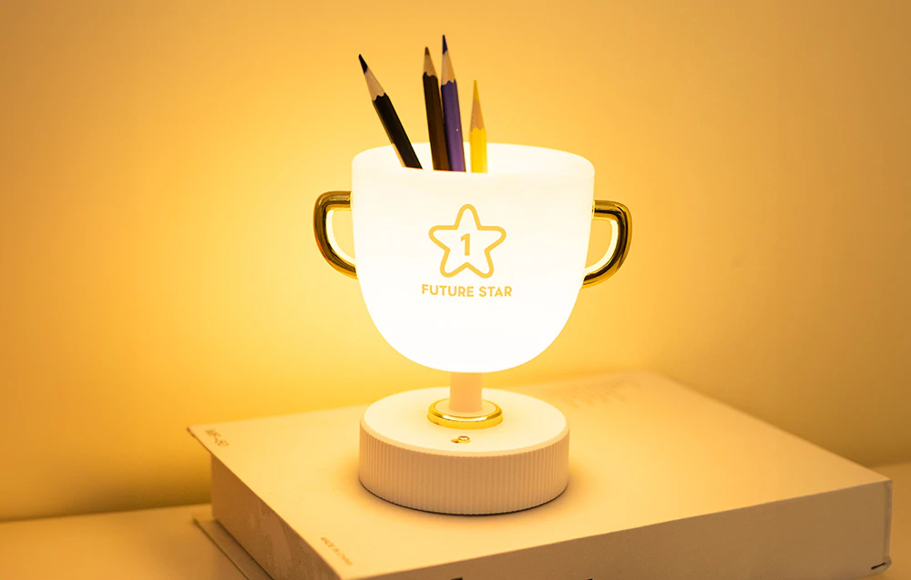 Lampa SuperFire W-006 Champion Light folosită ca organizator. În dispozitiv sunt vizibile 4 creioane colorate în culori diferite.
