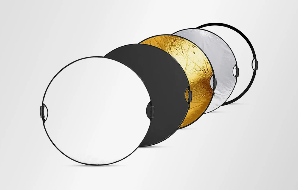 Un set de cinci reflectoare rotunde pentru fotografie în diverse culori: difuzor, negru, auriu, argintiu și alb.