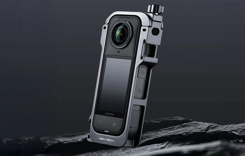 Camera Insta360 în carcasă PGYTECH stă sprijinită de o piatră.