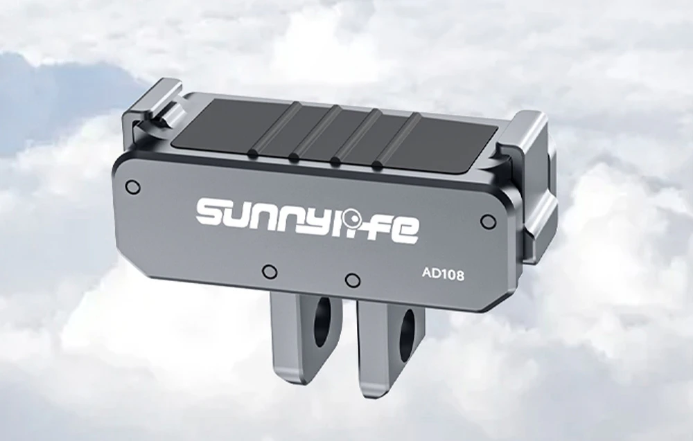Vedere de sus a adaptorului de montare Sunnylife bidirecțional, de culoare gri-argintiu, cu logo-ul pe un fundal cu nori.