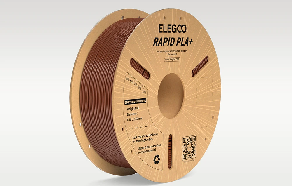 O bobină maro de filament ELEGOO RAPID PLA+ cu informații despre greutatea sa de 1 kg și diametrul de 1,75 mm pe un fundal deschis