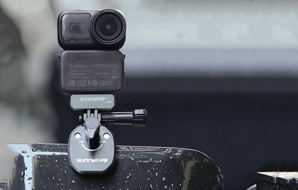 Camera de acțiune DJI Osmo montată pe adaptorul Sunnylife înșurubat pe o suprafață umedă