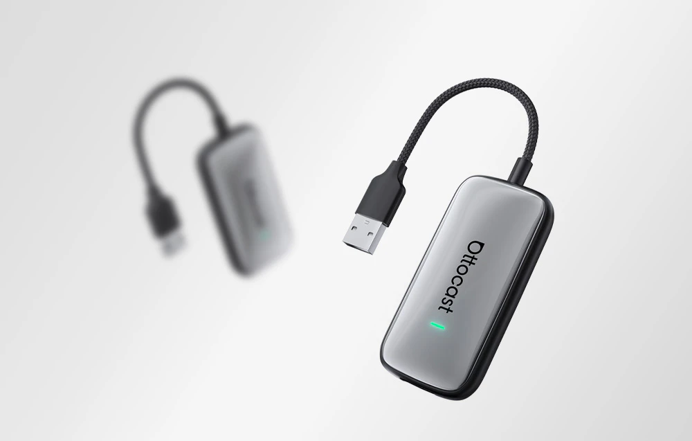 Adaptor Ottocast cu cablu USB pe un fundal deschis