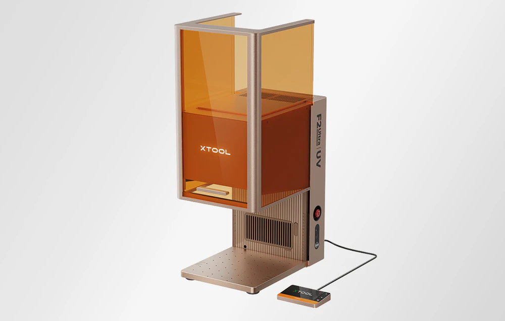 Gravatorul laser UV xTool F2 Ultra cu capacul superior deschis, arătând interiorul dispozitivului
