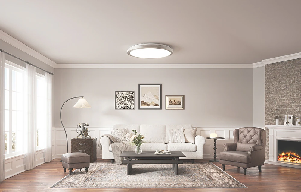 Living luminos cu canapea albă, șemineu și lampă Yeelight Jupiter D C400 care emite lumină albă.