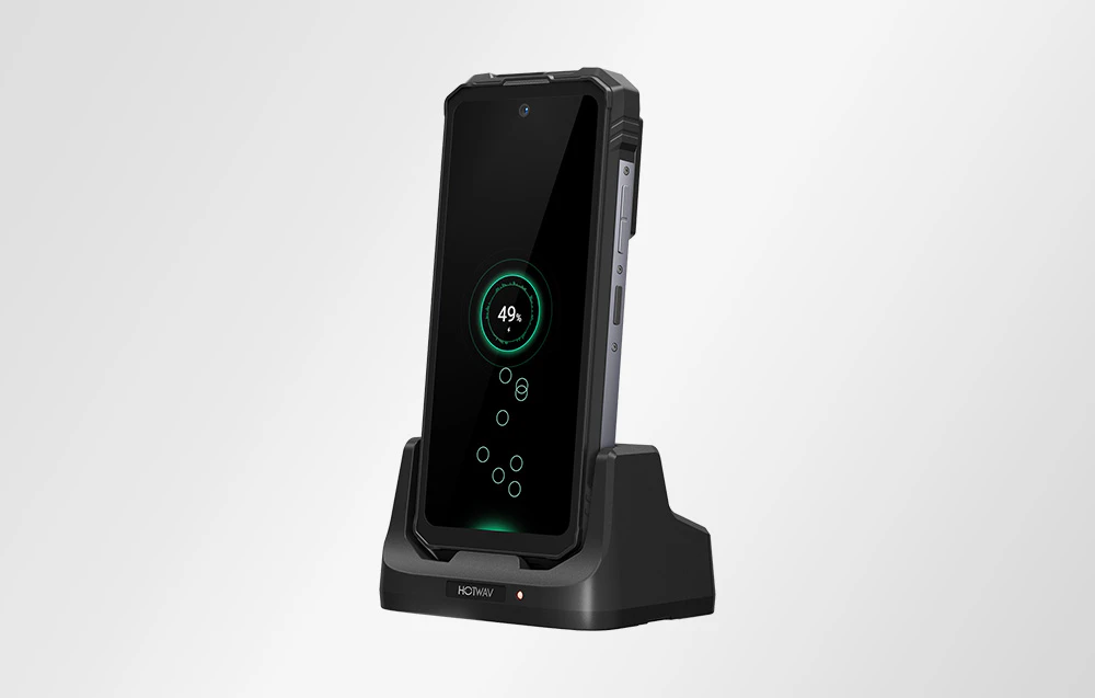 Smartphone-ul așezat într-o stație de andocare dedicată în timpul încărcării.
