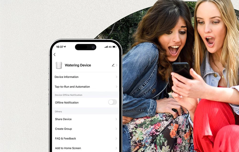 Un smartphone cu aplicația Watering Device deschisă lângă două femei surprinse care se uită la un alt telefon