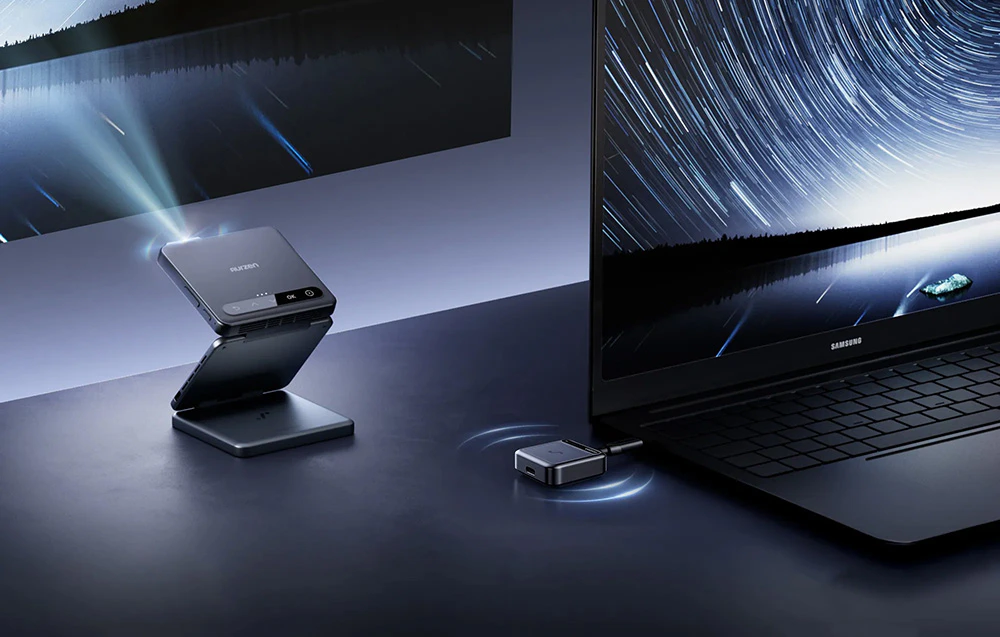 Un proiector conectat la un laptop prin intermediul unui adaptor, care afișează o imagine pe perete.