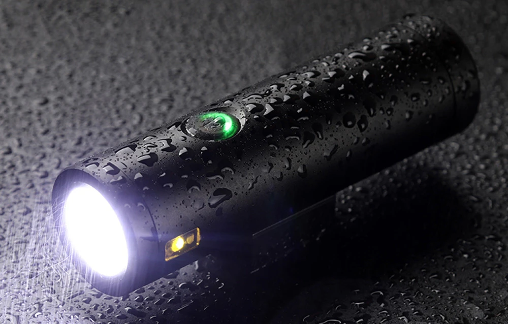 Lanternă neagră umedă cu picături de apă, indicator verde și lumină albă aprinsă