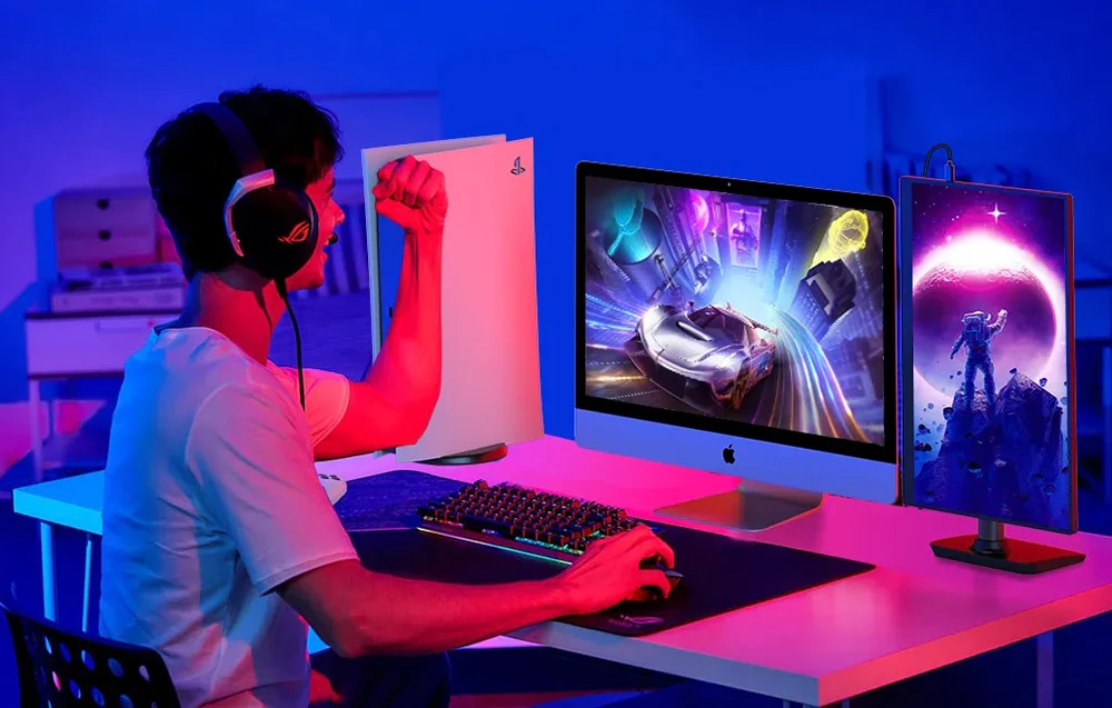 Un tânăr purtând căști stă în fața unui computer și se joacă.