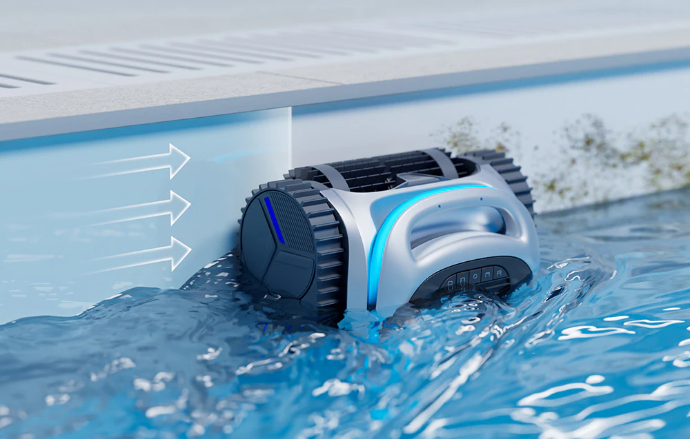 Robotul de curățare urcă pe peretele piscinei spre linia de apă
