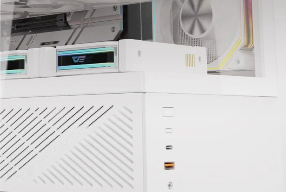 Prim plan al unei carcase albe de computer cu retroiluminare albastră a RAM-urilor și porturi pe partea frontală