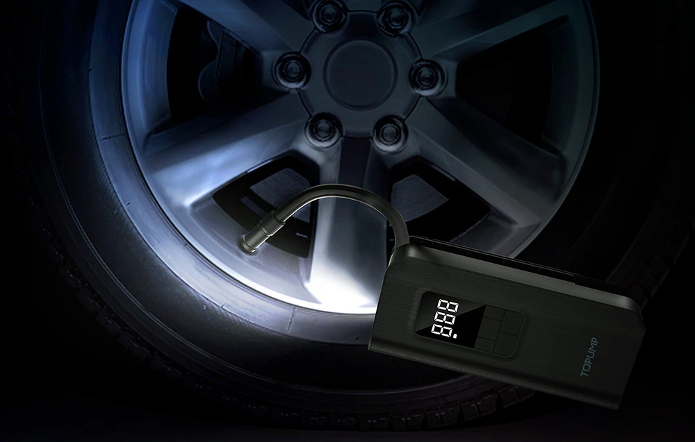Pompă electrică cu lanternă care umflă un pneu în întuneric