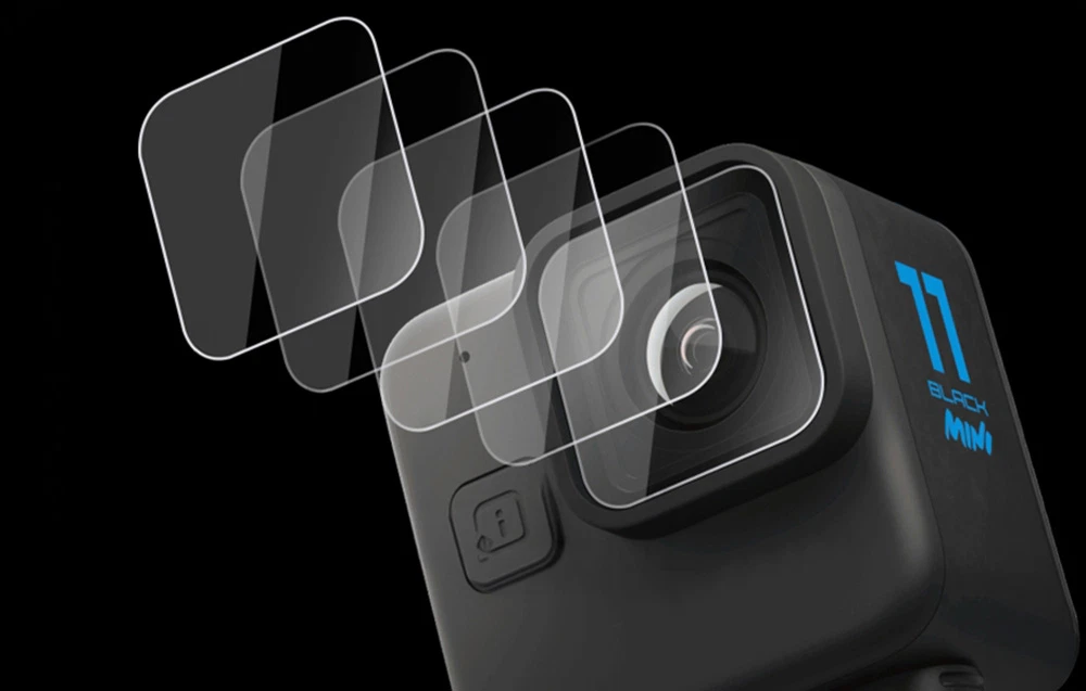Sticlă temperată montată pe obiectivul camerei GoPro HERO11 Black Mini pe un fundal întunecat