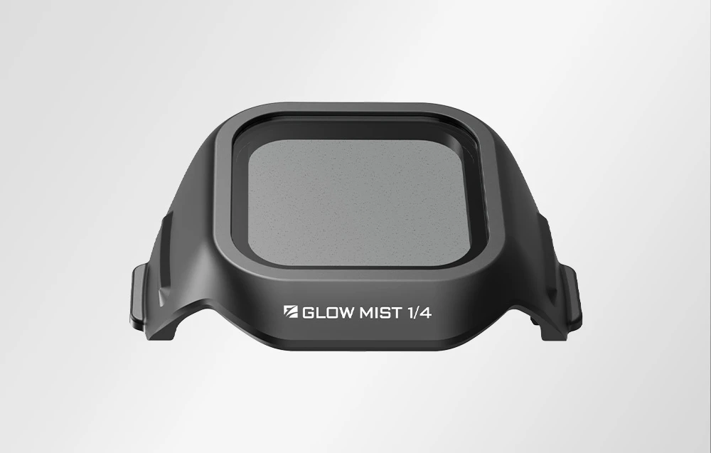 Vedere de sus a unui filtru Glow Mist 1/4 pentru o dronă cu sticlă de difuzie gri într-un cadru negru pe un fundal alb