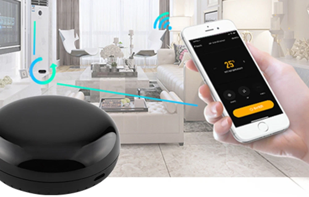 Controler rotund, de culoare neagră, pe fundalul unui living și o mână care ține un smartphone cu temperatura setată la 25 °C în aplicație