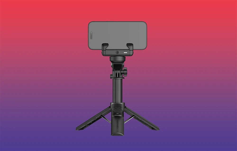 Gimbal cu un smartphone în poziție orizontală montat pe un mini trepied, vedere din spate, pe un fundal cu gradient roșu-violet.