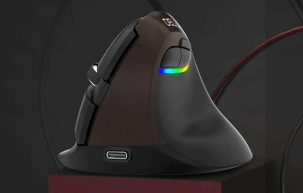 Mouse vertical ergonomic cu iluminare RGB, butoane laterale și un port USB-C, prezentat din profil pe un fundal întunecat.
