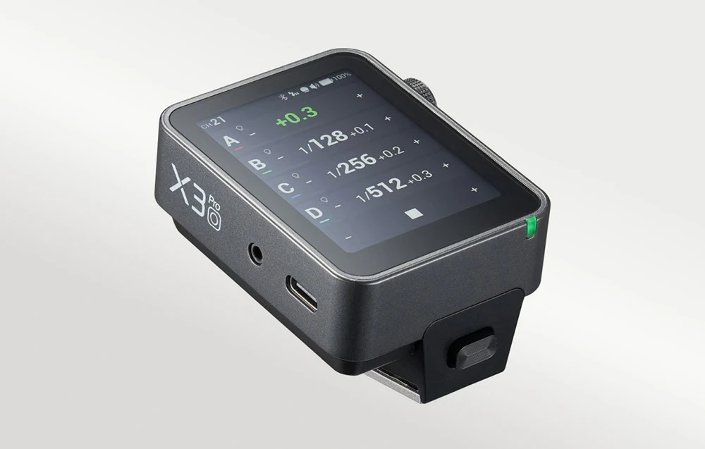 Declanșatorul de bliț Godox X3 Pro cu port USB-C și mufă de sincronizare mini-jack vizibile