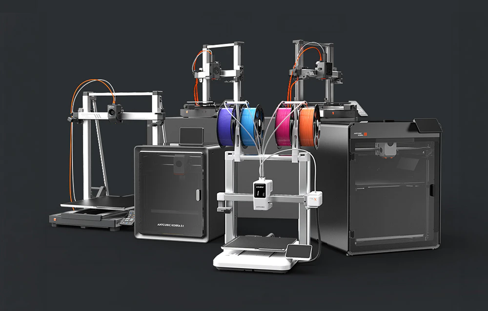 Diverse modele de imprimante 3D pe fundal negru