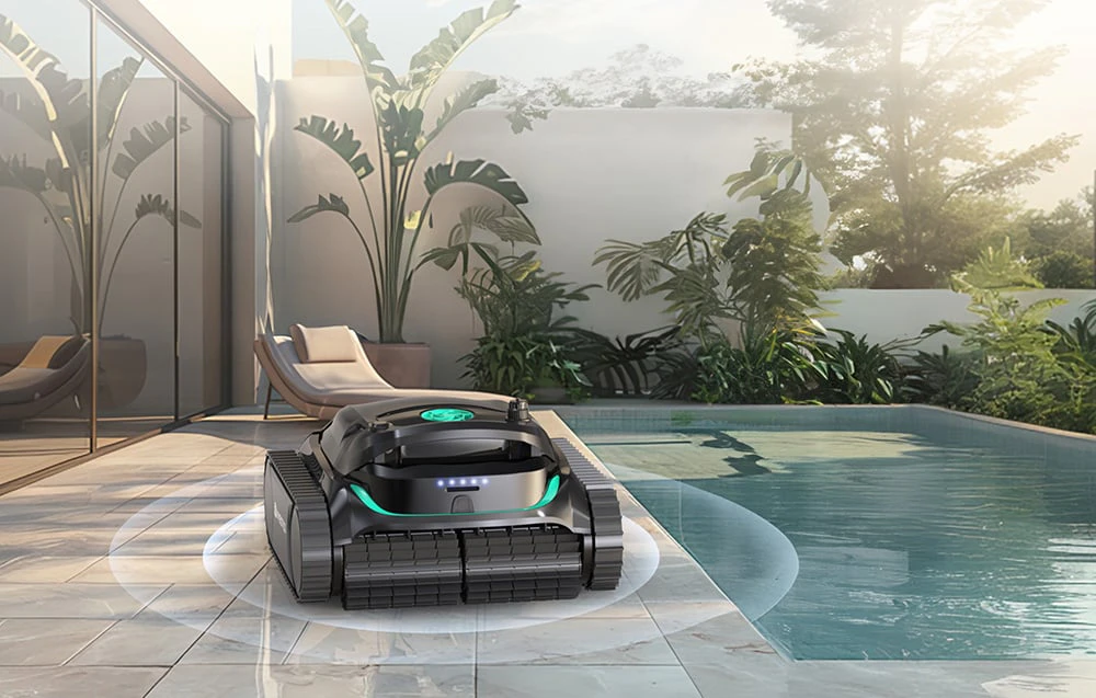 Robotul Wybot M2 stând pe o bază lângă piscină, înconjurat de plante