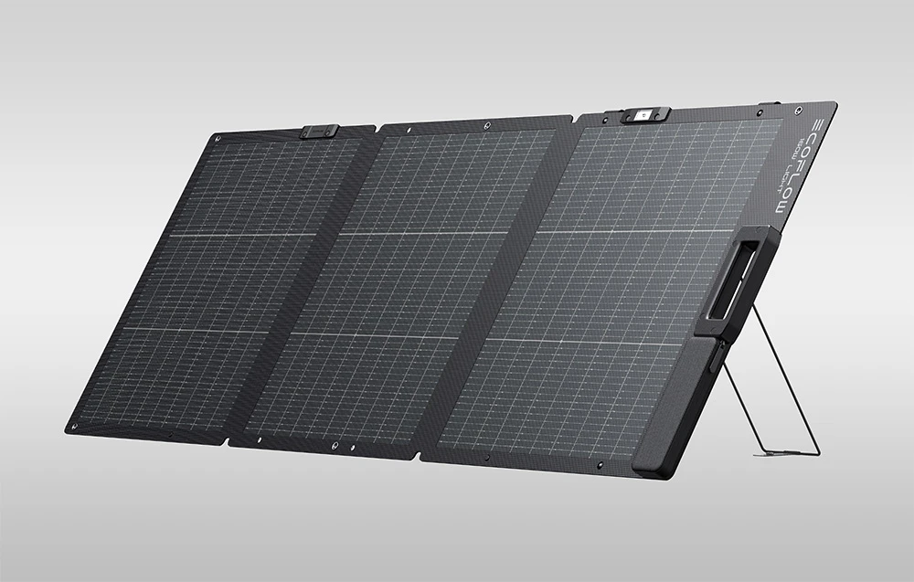 Panou solar EcoFlow desfăcut cu suporturi pe un fundal gri