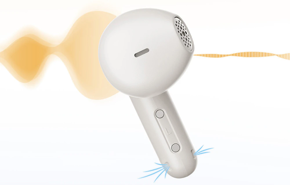 Căști in-ear albe pe un fundal luminos.
