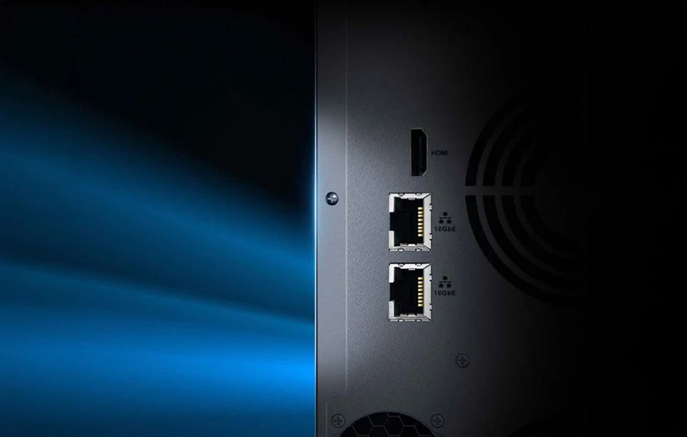 Detaliu al panoului din spate al dispozitivului, cu două porturi de rețea 10GbE și un conector HDMI